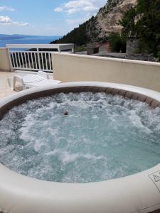 Φωτογραφία από το άλμπουμ του Villa Charlie With Jacuzzi σε Bast