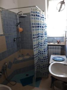 een badkamer met een douche en een wastafel bij Da Franca in Assisi