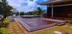 Bazén v ubytování Le Relax Luxury Lodge nebo v jeho okolí