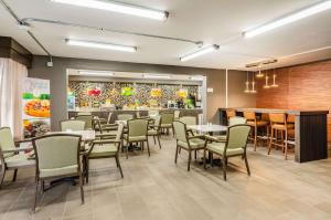 a restaurant with tables and chairs and a bar at Quality Inn in Bristol