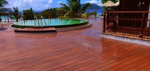 Bazén v ubytování Le Relax Luxury Lodge nebo v jeho okolí