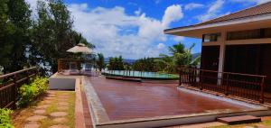 Bazén v ubytování Le Relax Luxury Lodge nebo v jeho okolí