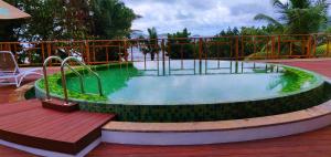 Bazén v ubytování Le Relax Luxury Lodge nebo v jeho okolí