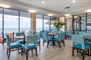 Restoran ili neka druga zalogajnica u objektu Comfort Inn & Suites Daytona Beach Oceanfront