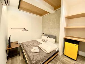 A bed or beds in a room at Vann Bangkok Boutique House
