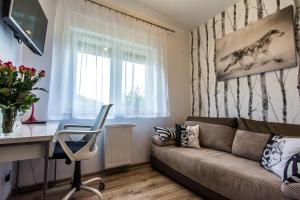 Telewizja i/lub zestaw kina domowego w obiekcie Apartamenty Izerskie - ul. Cicha 13H-I
