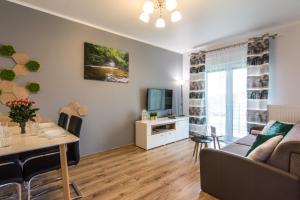 Telewizja i/lub zestaw kina domowego w obiekcie Apartamenty Izerskie - ul. Cicha 13H-I