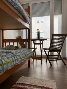 sypialnia z łóżkiem piętrowym, krzesłem i stołem w obiekcie VEN II. w Ptuju