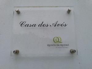 um sinal para uma casa não está numa parede em Sete Cidades Quinta Da Queiró em Sete Cidades