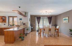 Kuchyňa alebo kuchynka v ubytovaní Holiday House Vita