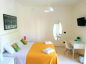 um quarto com uma cama com um cobertor laranja em Mimama em Telese Terme