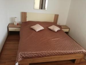 1 cama con 2 almohadas en una habitación en Apartment Jerkovic en Klek