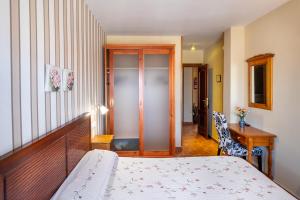 1 dormitorio con cama, mesa y escritorio en Hotel La Jara-Arribes, en Aldeadávila de la Ribera