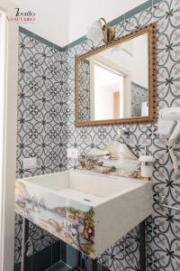 uma casa de banho com um lavatório e um espelho em 7cento Vesuviano em Ercolano