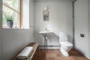 a bathroom with a toilet and a sink and a window at STF Tåtorp Cafe & Logi Göta Kanal in Tåtorp