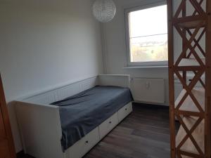 a small bedroom with a bed and a window at Am Landschaftsschutzgebiet, 3 Zimmer, nur mit Mietvertrag in Halle-Neustadt