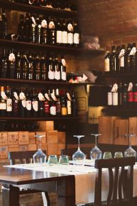 Una mesa en una habitación con copas de vino. en Osteria Del Borgo B&B, en Montepulciano