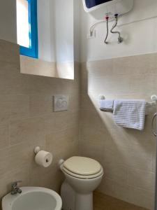 een kleine badkamer met toilet en wastafel bij Namastè monolocale in Ancona +4 foto's