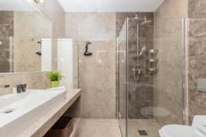 ห้องน้ำของ Apartments Kosakowo Kalinowa z Parkingiem by Renters