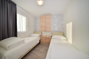 Posteľ alebo postele v izbe v ubytovaní Mobile homes, Privlaka Zadar Dalmacija - private pool + 5 fotografií
