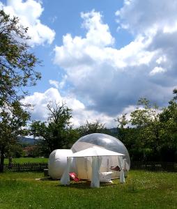 Galeriebild der Unterkunft Bubble Tent Hotel in Weyregg