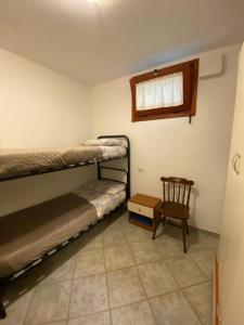 オルビアにあるCasa Rosaのベッドルーム1室(二段ベッド2台、椅子付)