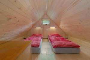 Säng eller sängar i ett rum på Lizina hiška House Bohinj