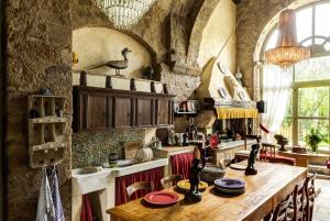 kuchnia ze stołem i ptakiem na ścianie w obiekcie Corte della Maestà Antica Residenza w mieście Bagnoregio