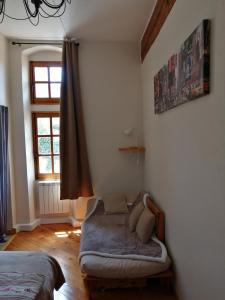 ein Schlafzimmer mit einem Bett in der Ecke eines Zimmers in der Unterkunft Gîte bord du Tarn in Gaillac