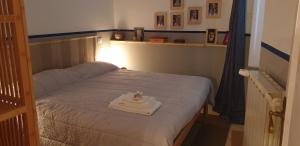 Un pequeño dormitorio con una cama con una toalla. en La Piazza, en Cantalupo in Sabina