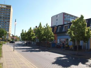 una calle de la ciudad con árboles y un edificio en BAILANDO Studio, en Neratovice