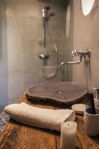 łazienka z prysznicem, umywalką i kontuarem sidx w obiekcie Treehouse Stvořidla w mieście Světlá nad Sázavou