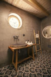 W łazience znajduje się umywalka i lustro. w obiekcie Treehouse Stvořidla w mieście Světlá nad Sázavou