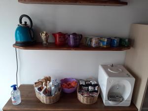 Příslušenství pro přípravu čaje a kávy v ubytování B&B Casa Taty