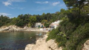 a group of people on the shore of a river at Casa Rural "Can Abres" Vilobi d`Onyar Girona in Vilobí d'Onyar
