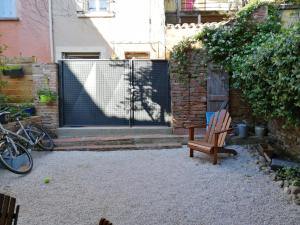 eine Bank, die in einem Garten neben einem Zaun sitzt in der Unterkunft Gîte bord du Tarn in Gaillac