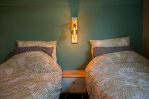 Ένα ή περισσότερα κρεβάτια σε δωμάτιο στο Beach Bungalow Ohana - private garden - close to local Lake, Dunes and Beach