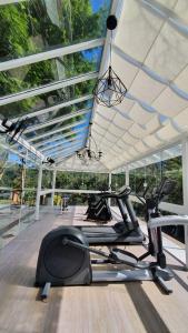 einen Fitnessraum mit zwei Heimtrainern auf einer Terrasse in der Unterkunft Quinta da Paz Resort in Itaipava