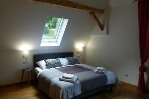 una camera da letto con un letto e due asciugamani di Willa Astoria a Krynica-Zdrój