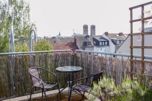 un patio con 2 sillas y una mesa en el balcón en Hotel Pilar Garni en Colonia