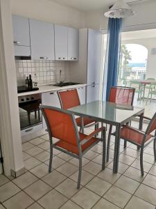 cocina con mesa de comedor y sillas en Le sorgenti camere e appartamenti, en Torre Vado