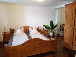 a bedroom with two beds with white pillows at Pilgrims "Elfriede"- freundliche Unterkunft in Remblinghausen
