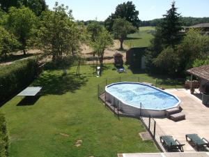 Traubach-le-Bas的住宿－Gite les Rosiers，享有庭院游泳池的顶部景色