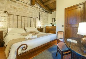 Convento di Acqua Premula tesisinde bir odada yatak veya yataklar