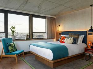 Postel nebo postele na pokoji v ubytování Treehouse Hotel London