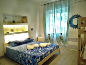 una camera da letto con un letto e asciugamani di Villa Edwige B&B a Castellabate