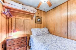 ein Schlafzimmer mit einem Bett und einer Holzwand in der Unterkunft Nature's Escape in Oakland