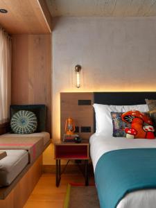 Postel nebo postele na pokoji v ubytování Treehouse Hotel London