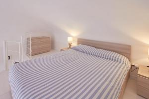 A bed or beds in a room at Blu mare