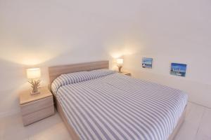 A bed or beds in a room at Blu mare
